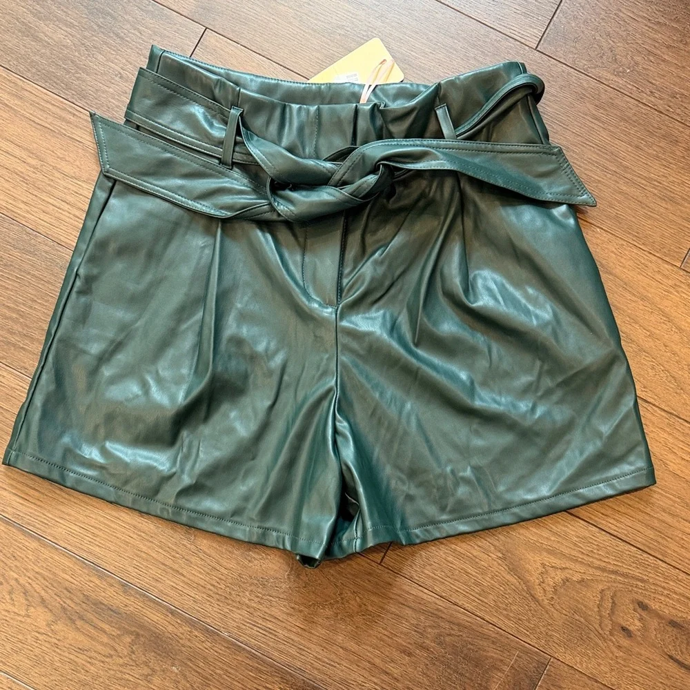 Entro Green Vegan Leather Shorts with Tie Belt NWT Large C11-092